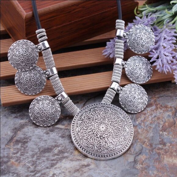 Stunning Silver Many Medallions Evening Necklace - Picture 2 of 8